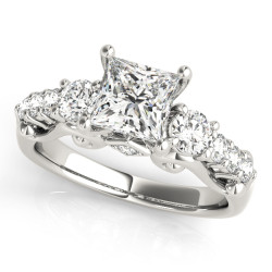 ENGAGEMENT RINGS 3 STONE ROUND
